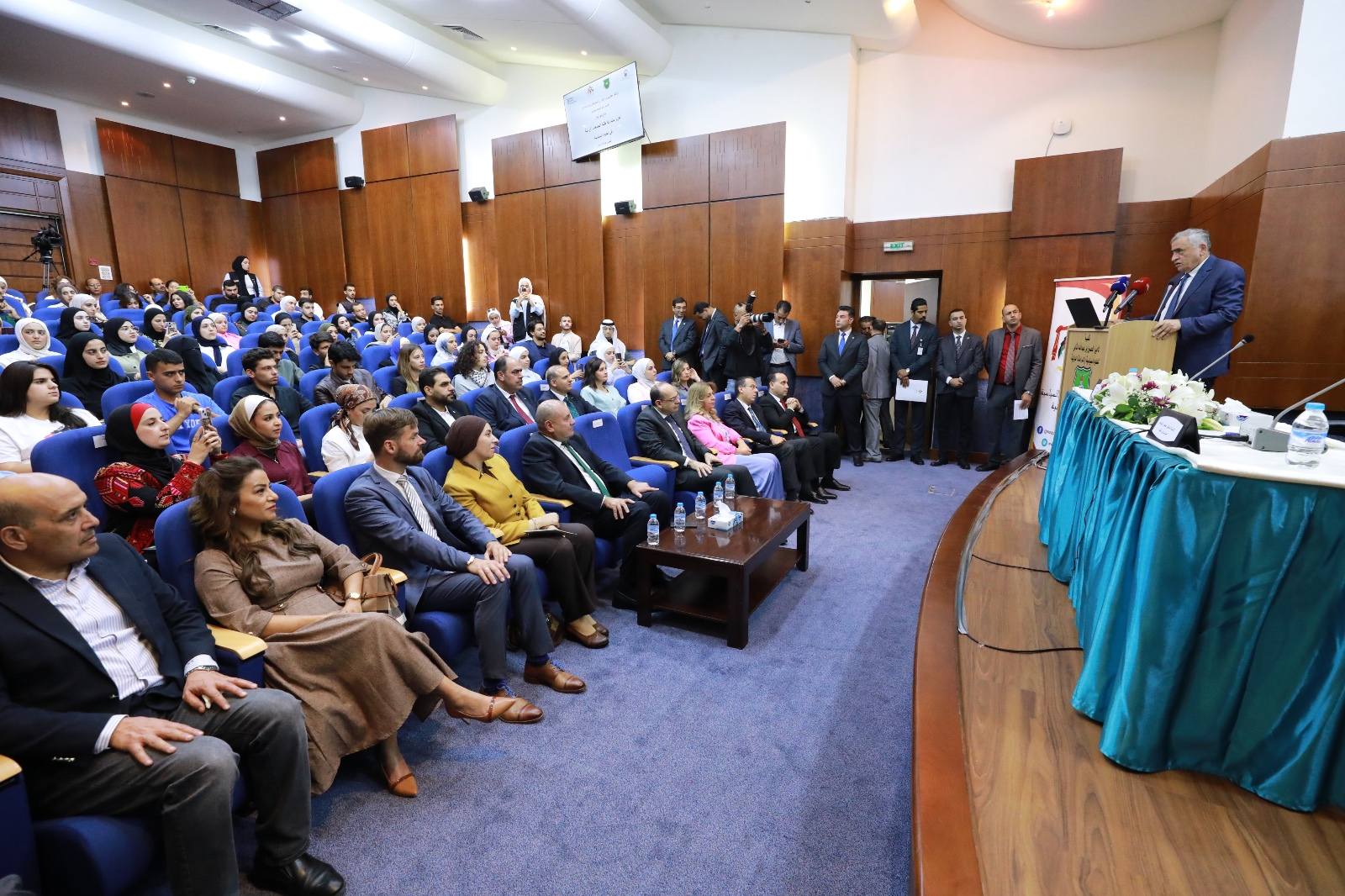 /PhotoGallery/جلسة حوارية حول تعزيز مشاركة الطلبة في الحياة السياسية.jpg